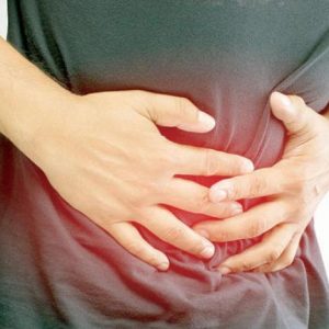 Le cancer colorectal se localise dans le côlon ou dans le rectum. Il s’agit de la dernière partie du gros intestin. Il faut savoir qu’un homme ou une femme sur 14 est susceptible d’avoir un cancer colorectal au cours de leur vie. Quelles sont les causes d’un cancer colorectal ? Il faut savoir que le cancer colorectal est le plus fréquent dans les pays industrialisés. En effet, les habitudes de vie surtout en rapport avec l’alimentation jouent un rôle important dans son apparition. C’est pour cela que les Japonais sont peu touchés par le cancer colorectal. Toutefois, quand ils émigrent aux États-Unis et adoptent leur alimentation, il devient sujet à ce cancer. Cette pathologie peut également être contractée à cause d’une prédisposition héréditaire. Notez cependant que 75 % des cas ne sont pas causés par l’hérédité. Le risque de polype et de contracter un cancer est plus important chez les sujets âgées de plus de 50 ans. D’autres facteurs sont encore à considérer notamment le tabagisme, l’obésité et la consommation d’alcool. Le manque d’activité physique, une alimentation à forte teneur en viande, en graisse et en protéine sont également des causes de cancer colorectal. Quelle est l’évolution du cancer colorectal ? Il faut savoir que le cancer colorectal demande plusieurs années pour se constituer. Il se forme alors à partir de polype. Il s’agit de petites excroissances charnues. Ces polypes se trouvent sur la paroi qui tapisse l’intérieur du côlon. Plusieurs types sont alors à distinguer, toutefois, ils sont le plus souvent bénins même si certains peuvent devenir cancéreux. Pour former une tumeur cancéreuse, un polype peut prendre en moyenne 10 ans. Notez toutefois que les polypes cancéreux ou non sont susceptibles de causer des malaises digestifs. Une fois le polype détecté par un médecin, des analyses devront alors être effectuées. L’objectif de ces tests est de savoir si les polypes peuvent présenter un risque ou non pour la santé du patient. À un stade avancé, le cancer colorectal peut éventuellement se propager vers les ganglions lymphatiques. De là, il peut migrer vers le foie pour ensuite aller vers d’autres parties du corps pouvant entrainer une métastase. Les cas de cancer de colorectal sont souvent diagnostiqués chez les personnes âgées de 70 ans et plus. Comment diagnostiquer le cancer colorectal ? Il est important de consulter un professionnel de santé dans l’éventualité de présence de sang dans les selles. Il en est de même si le sujet souffre d’une diarrhée ou d’une constipation persistante. Un dépistage est conseillé chez les personnes à risque. Le test de dépistage de routine consiste à la recherche de sang occulte. Un échantillon de selle est nécessaire pour ce genre d’analyse. Pour les personnes à risque, le dépistage du cancer colorectal est basé sur la coloscopie. Un endoscope est alors utilisé pour observer le côlon. Le but est de rechercher d’éventuel saignement, de polype ou encore de tumeur. Si des excroissances sont alors décelées, le professionnel de santé prélève alors un échantillon de tissu. De plus, il pourrait également enlever ou détruire complètement un polype pendant l’opération.